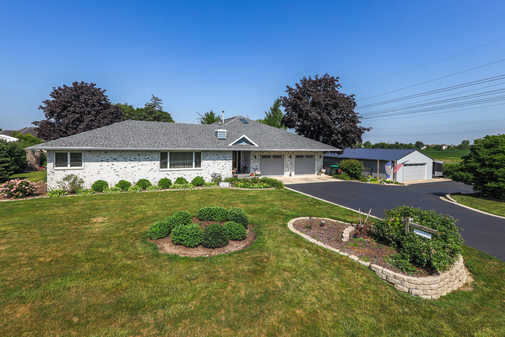 26310 South McKinley Woods Road Channahon, IL 60410 - Photo 3 of 49 a front view of a house with a garden