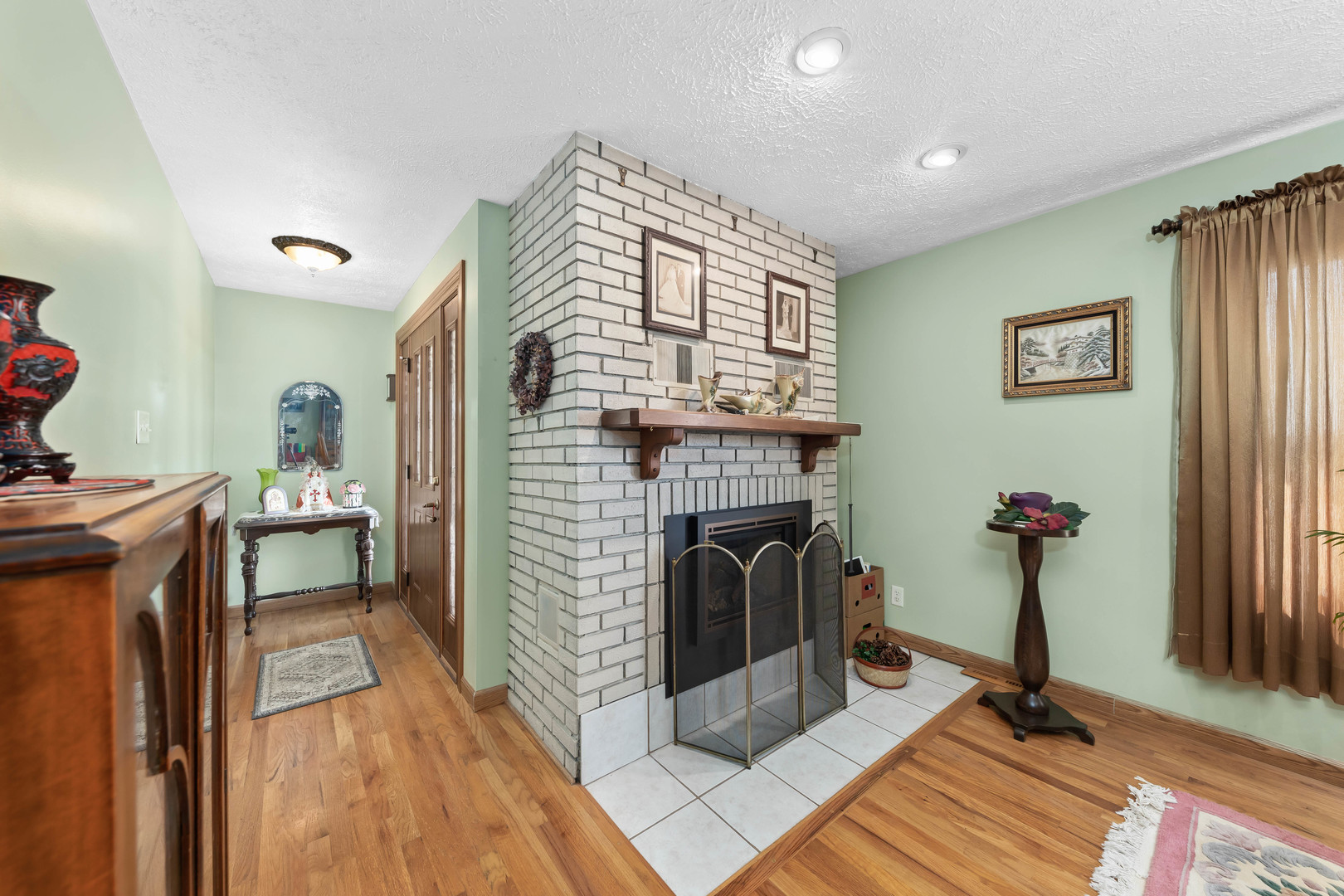 26310 South McKinley Woods Road Channahon, IL 60410 - Photo 5 of 49 a view of a livingroom with furniture and a fireplace