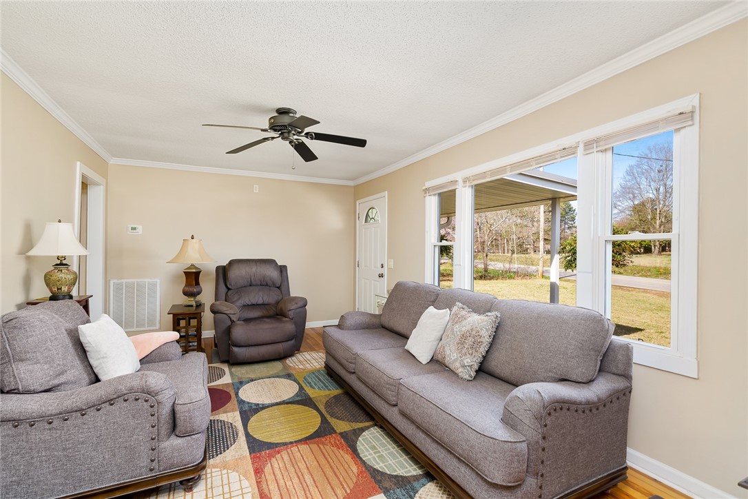 131 Carson Road Seneca, SC 29678 - Photo 4 of 30 Gallery Image 4