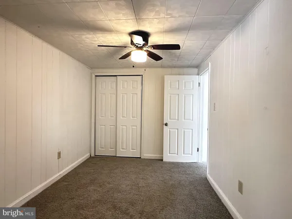 a view of empty room with ceiling fan