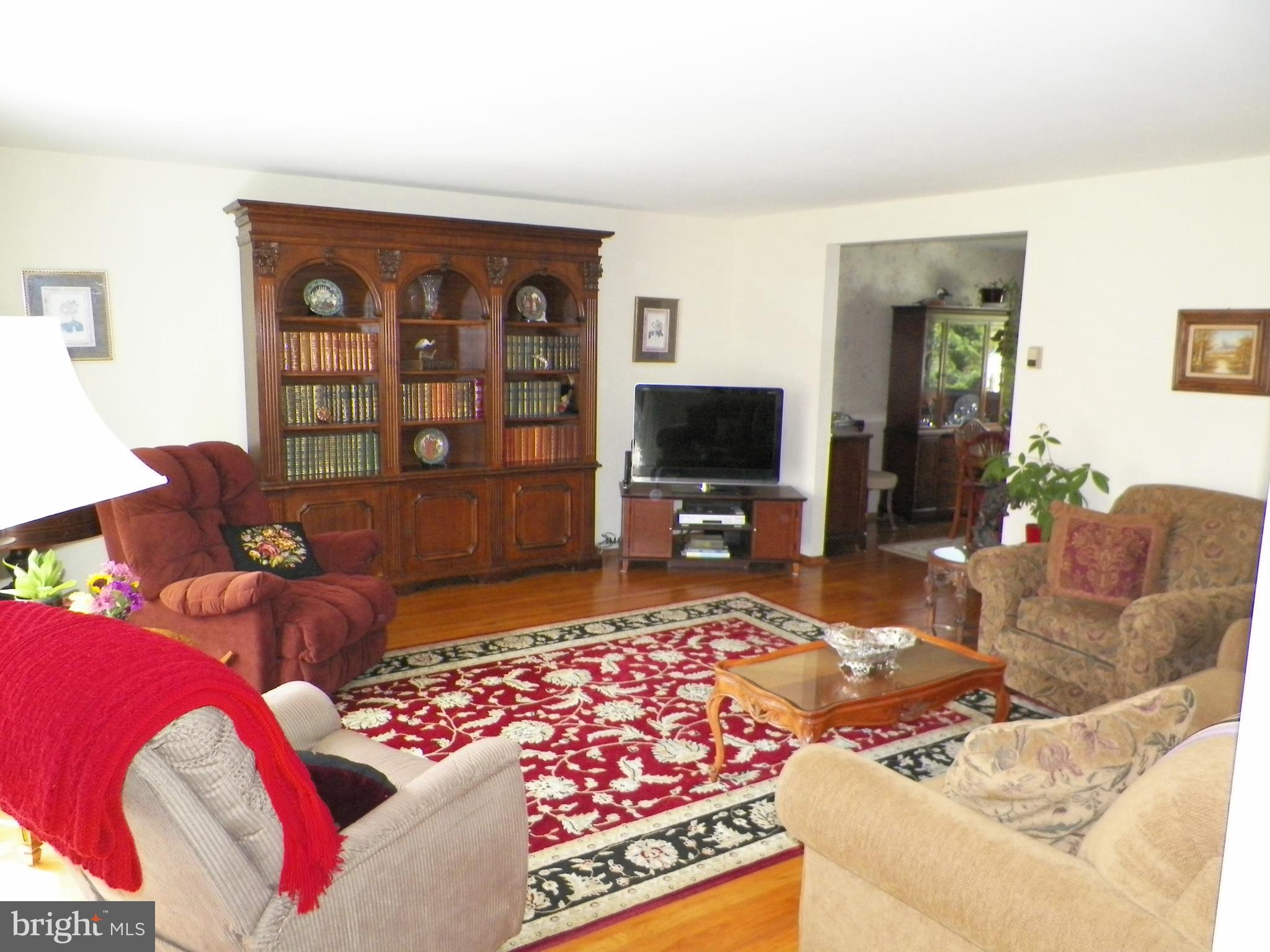696 Holland Road Southampton, PA 18966 - Photo 4 of 24 Gallery Image 4