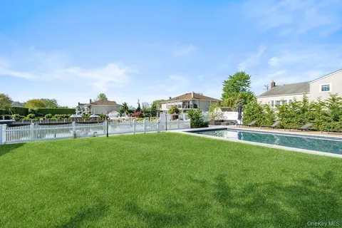 $1,199,999 | 159 Driftwood Drive, West Islip, NY 11795