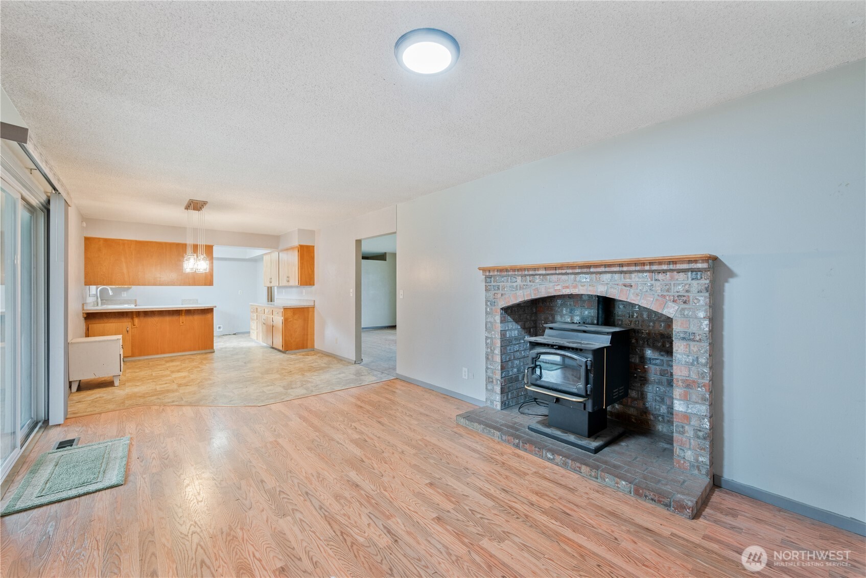 2128 44th Avenue Longview, WA 98632 - Photo 11 of 35 a view of an empty room and window
