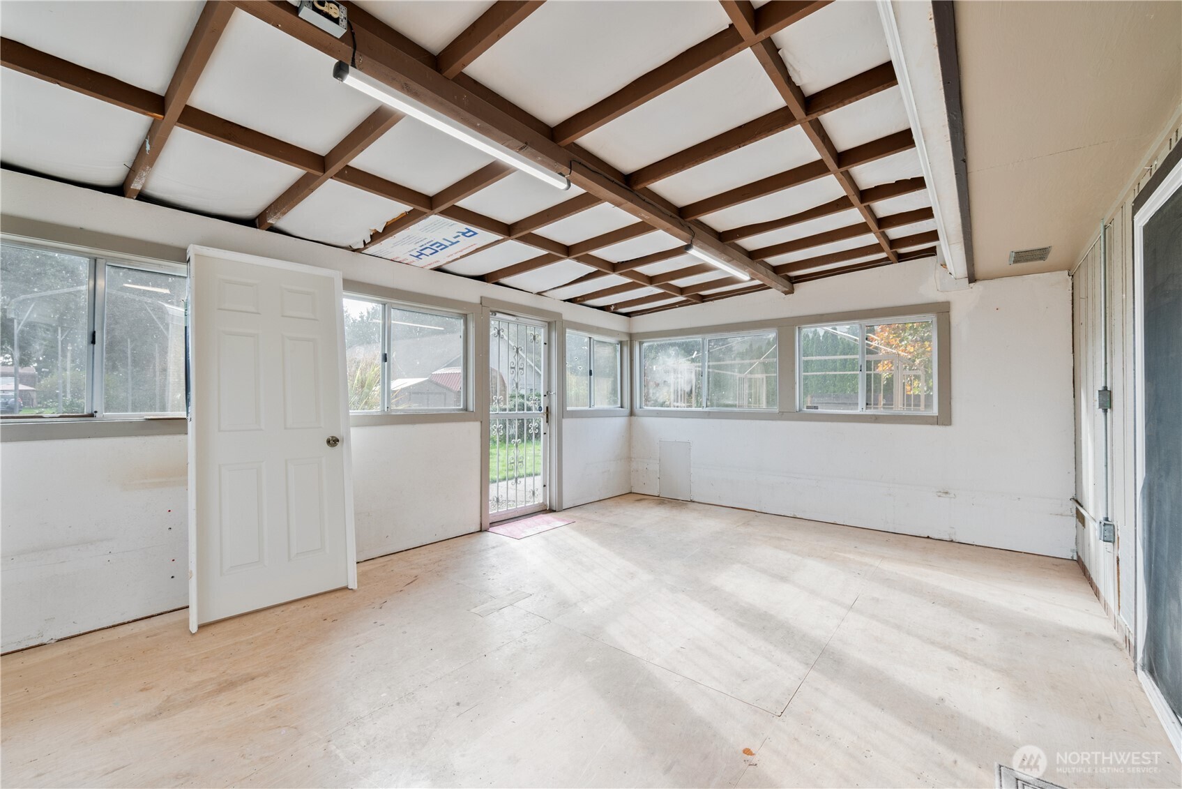 2128 44th Avenue Longview, WA 98632 - Photo 24 of 35 a view of an empty room with a window
