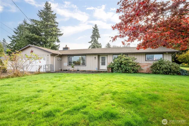 a view of a house with backyard and garden