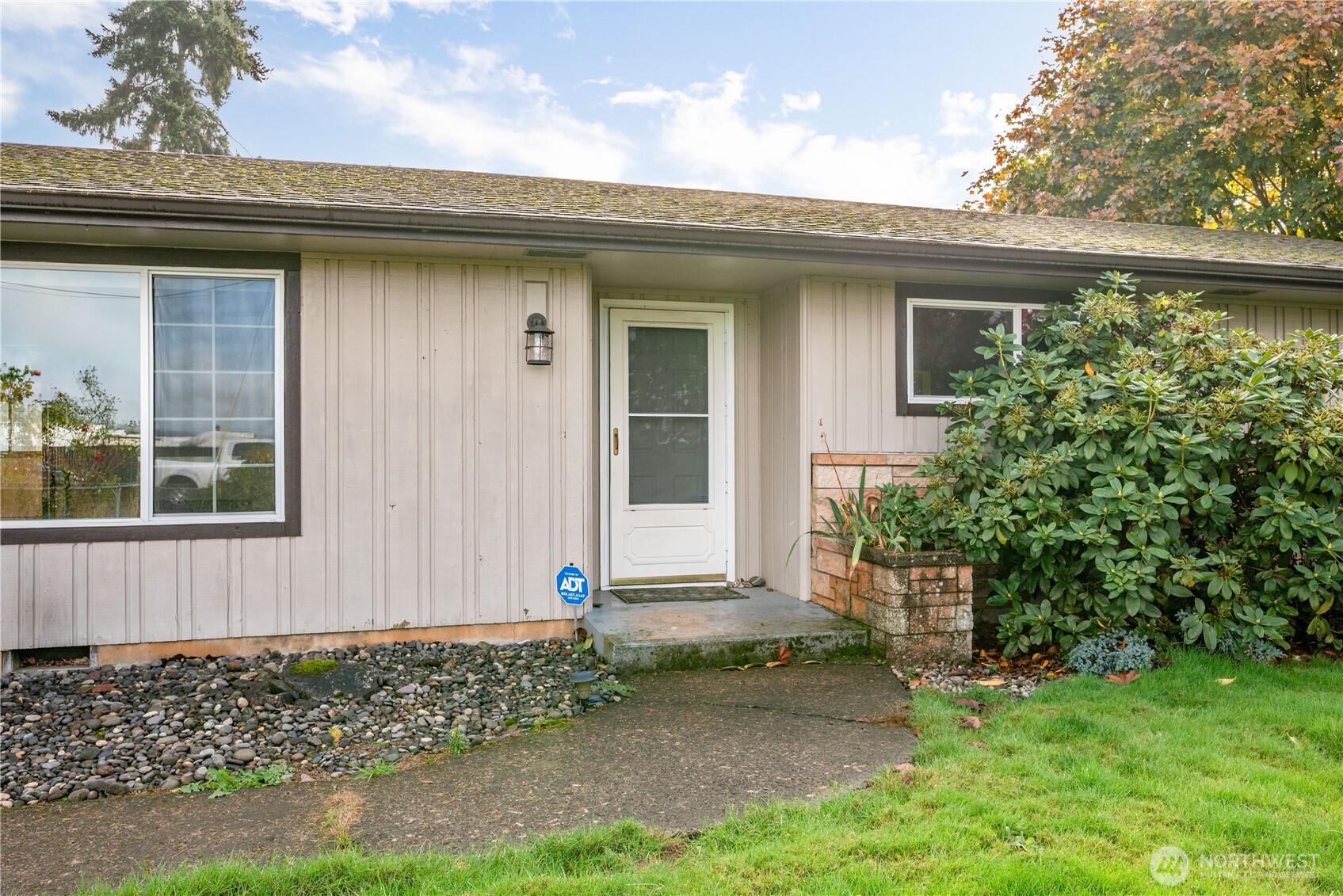 2128 44th Avenue Longview, WA 98632 - Photo 5 of 35 a front view of a house with garden