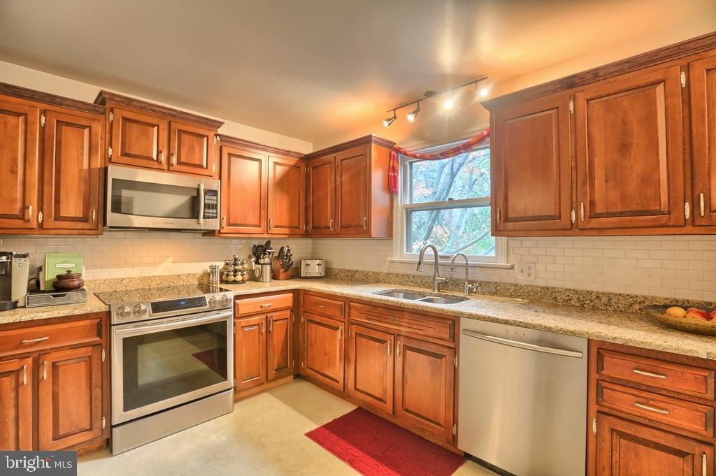 2646 Pinewood Road Lancaster, PA 17601 - Photo 4 of 24