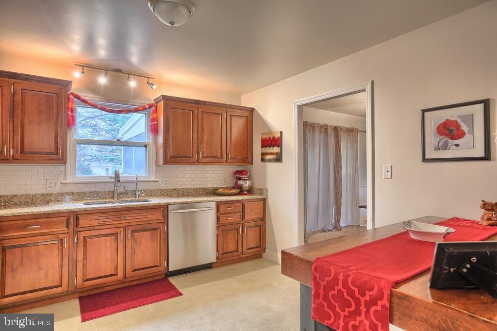 2646 Pinewood Road Lancaster, PA 17601 - Photo 5 of 24