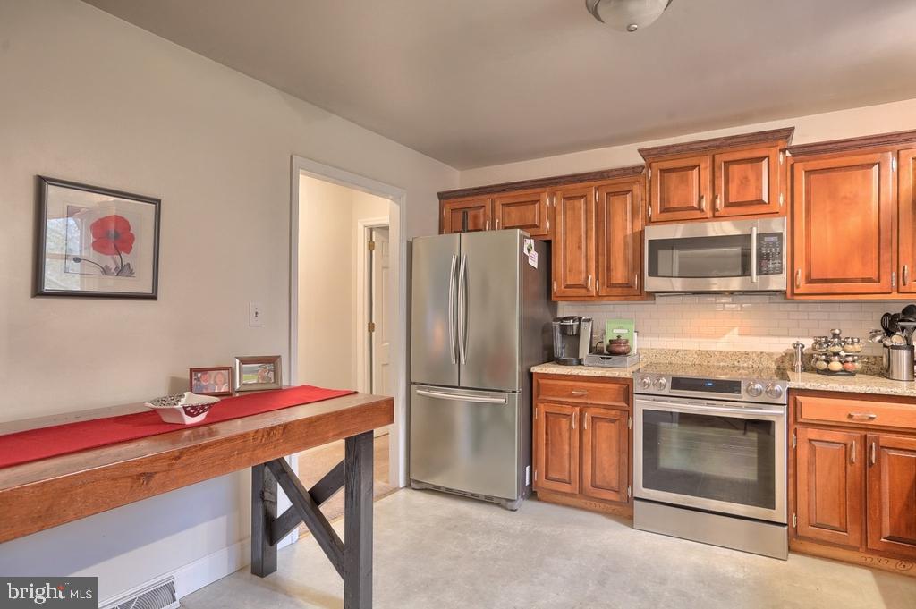 2646 Pinewood Road Lancaster, PA 17601 - Photo 6 of 24