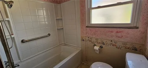 a view of empty room with window