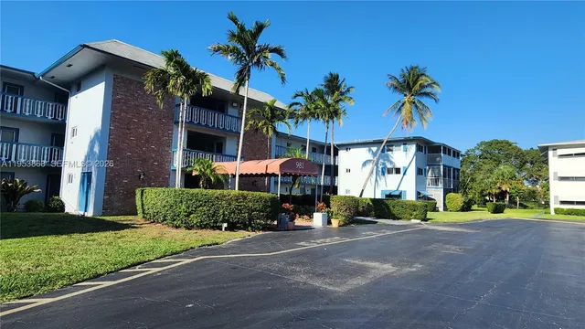 $2,000 | Hillcrest Country Club Apartments, Hollywood, FL 33021
