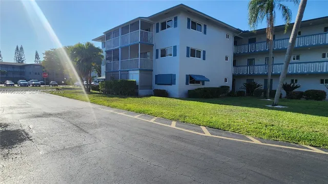$2,000 | Hillcrest Country Club Apartments, Hollywood, FL 33021