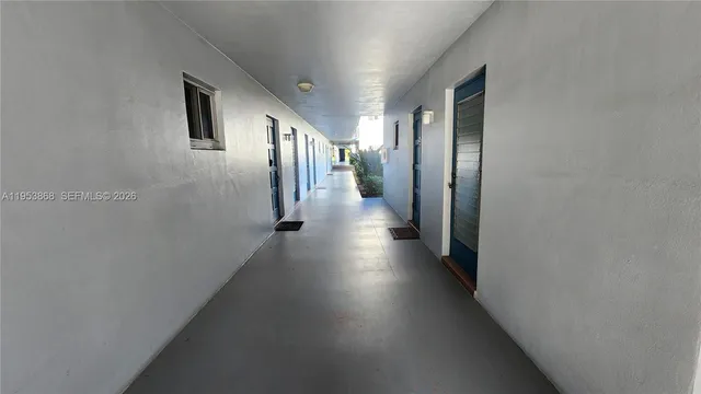 $2,000 | Hillcrest Country Club Apartments, Hollywood, FL 33021