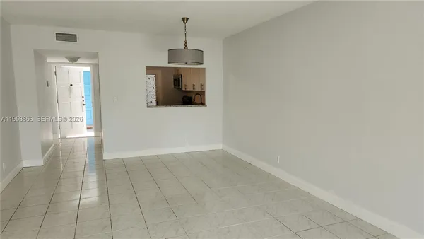 $2,000 | 981 Hillcrest Court, Unit 114, Hollywood, FL 33021