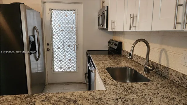 $2,000 | Hillcrest Country Club Apartments, Hollywood, FL 33021