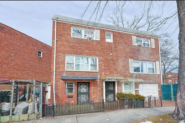 $855,000 | 25-26 Bayside Lane | Flushing