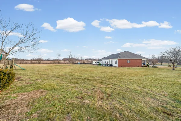 a view of a house with backyard