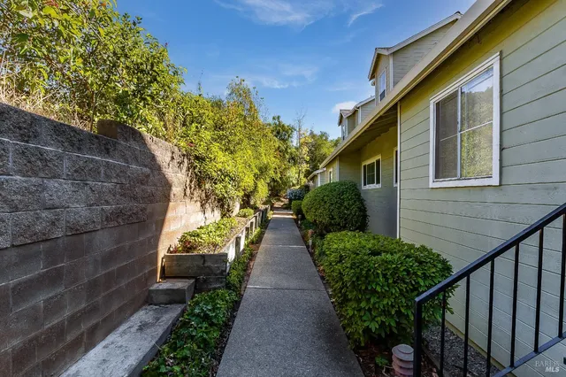 $385,000 | 735 Buchanan Street, Unit 221, Benicia, CA 94510