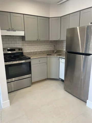 $2,300 | 320 Post Avenue, Unit 2J, Westbury, NY 11590
