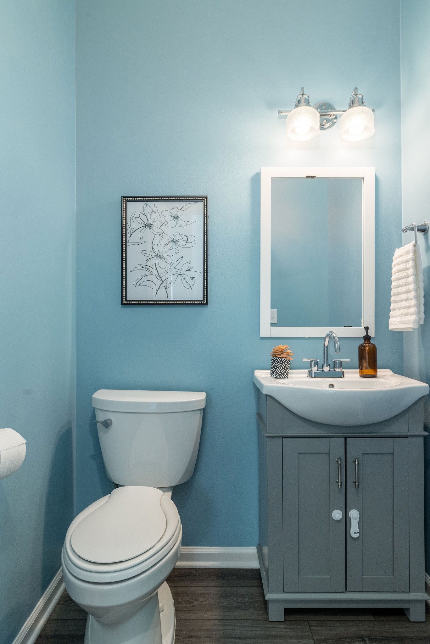 310 Devonshire Drive Franklin, TN 37064 - Photo 21 of 47 a bathroom with a toilet a sink and mirror
