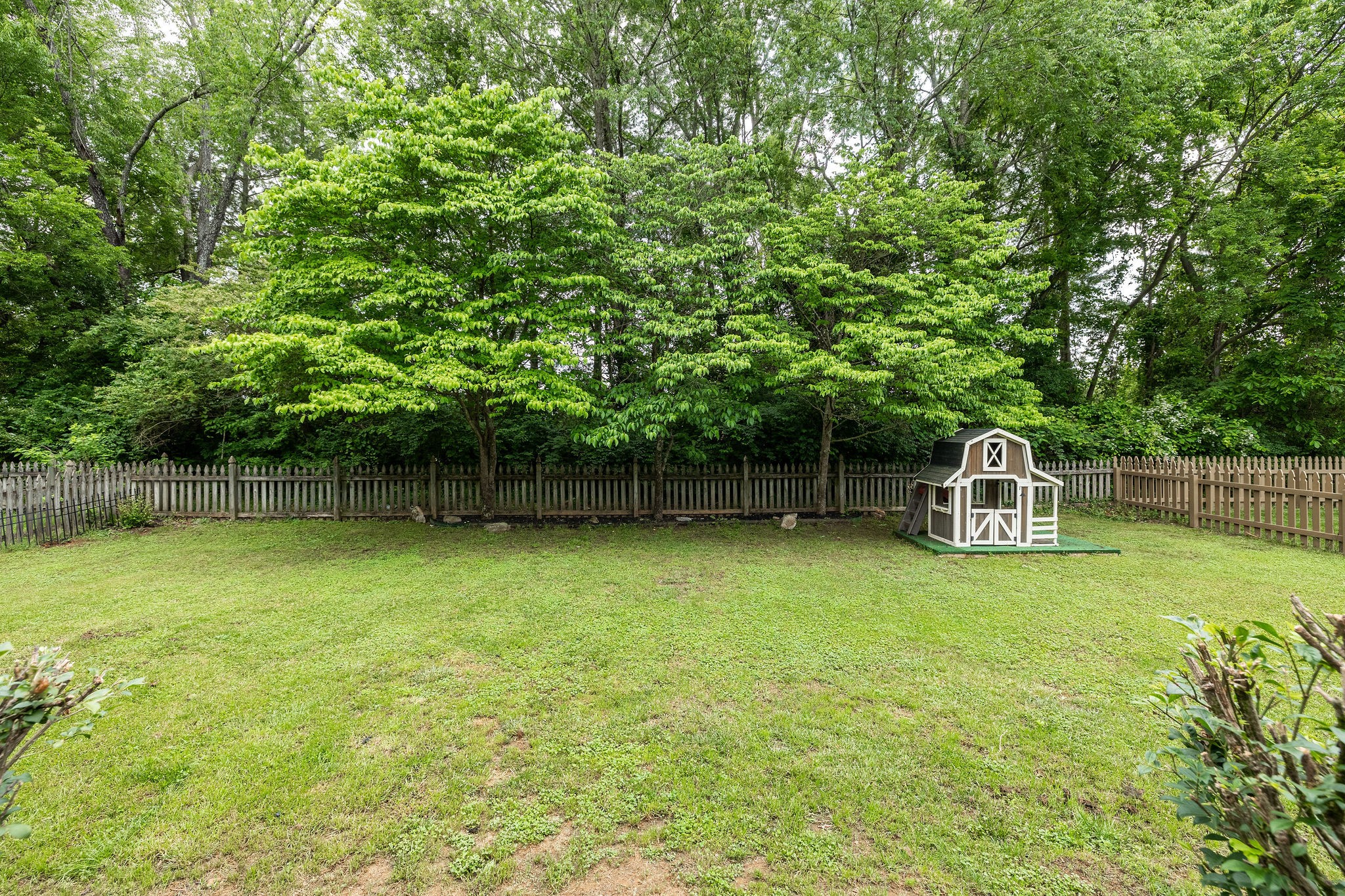 310 Devonshire Drive Franklin, TN 37064 - Photo 47 of 47 a view of a swimming pool with a garden