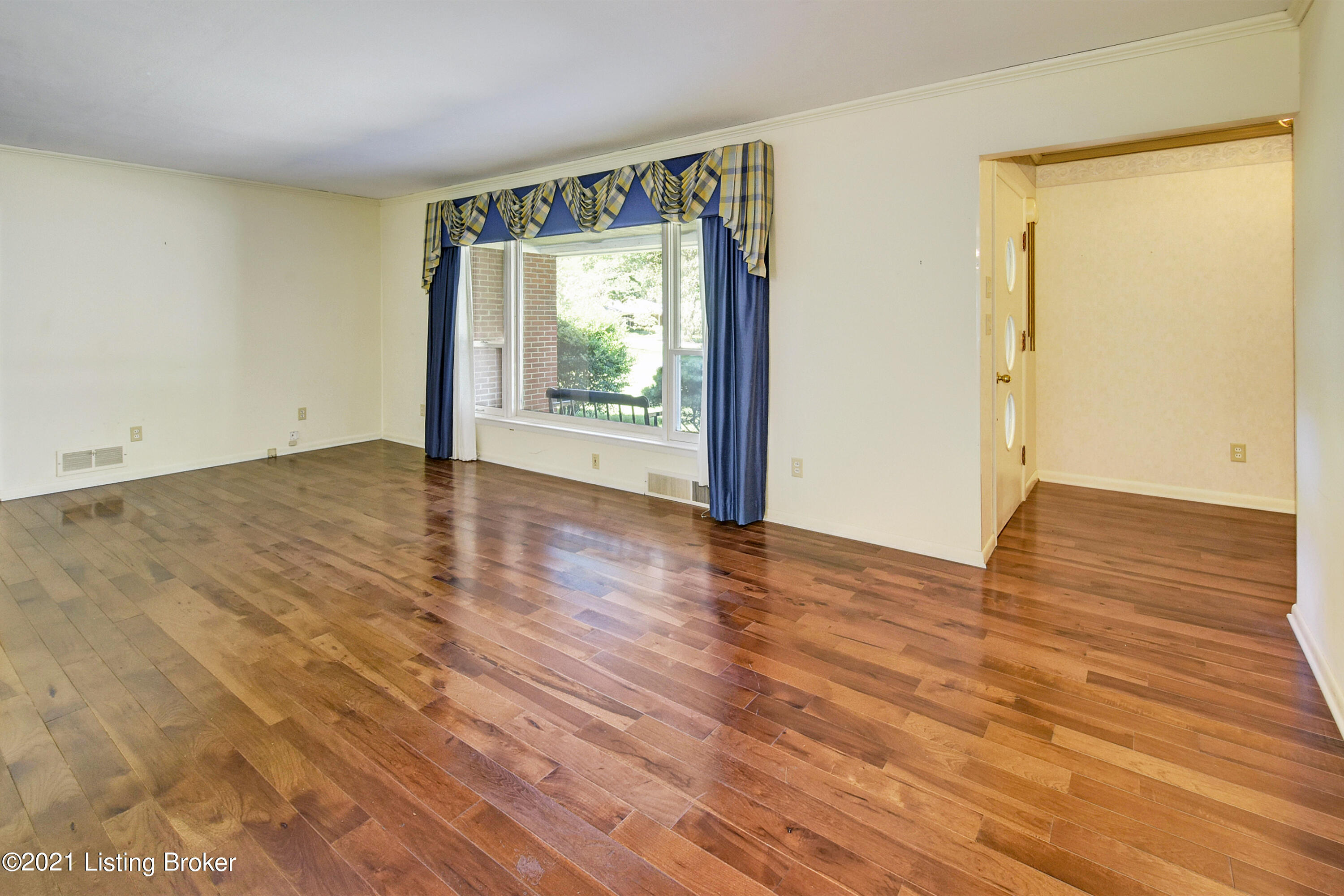 211 Woodcleft Road Louisville, KY 40222 - Photo 4 of 47 Living Room
