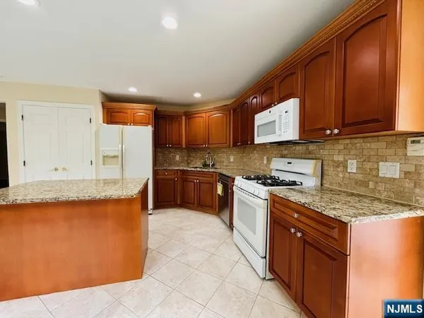 $2,700 | 2411 6th Street, Unit B, Fort Lee, NJ 07024