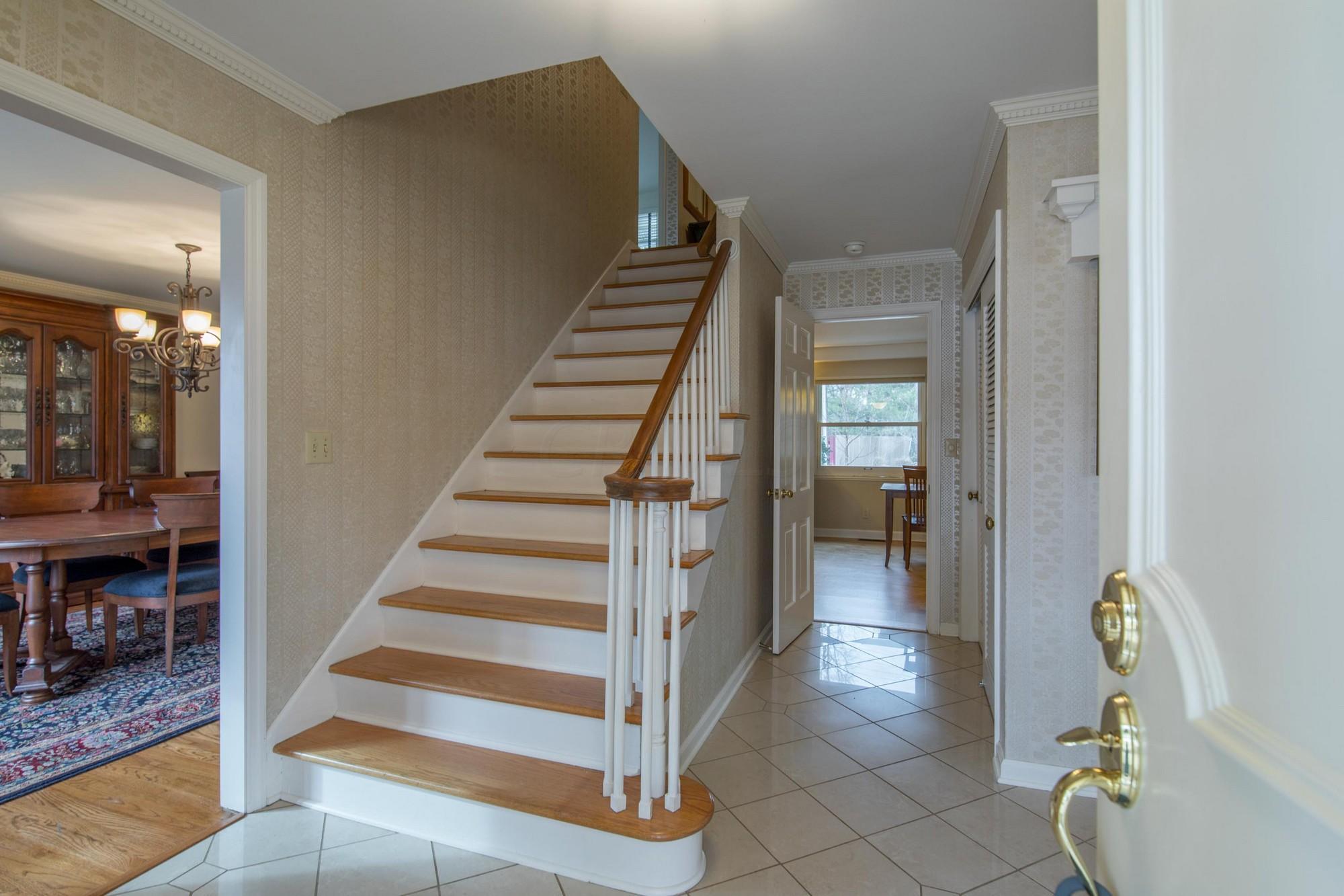 2494 Sheringham Road Columbus, OH 43220 - Photo 4 of 37