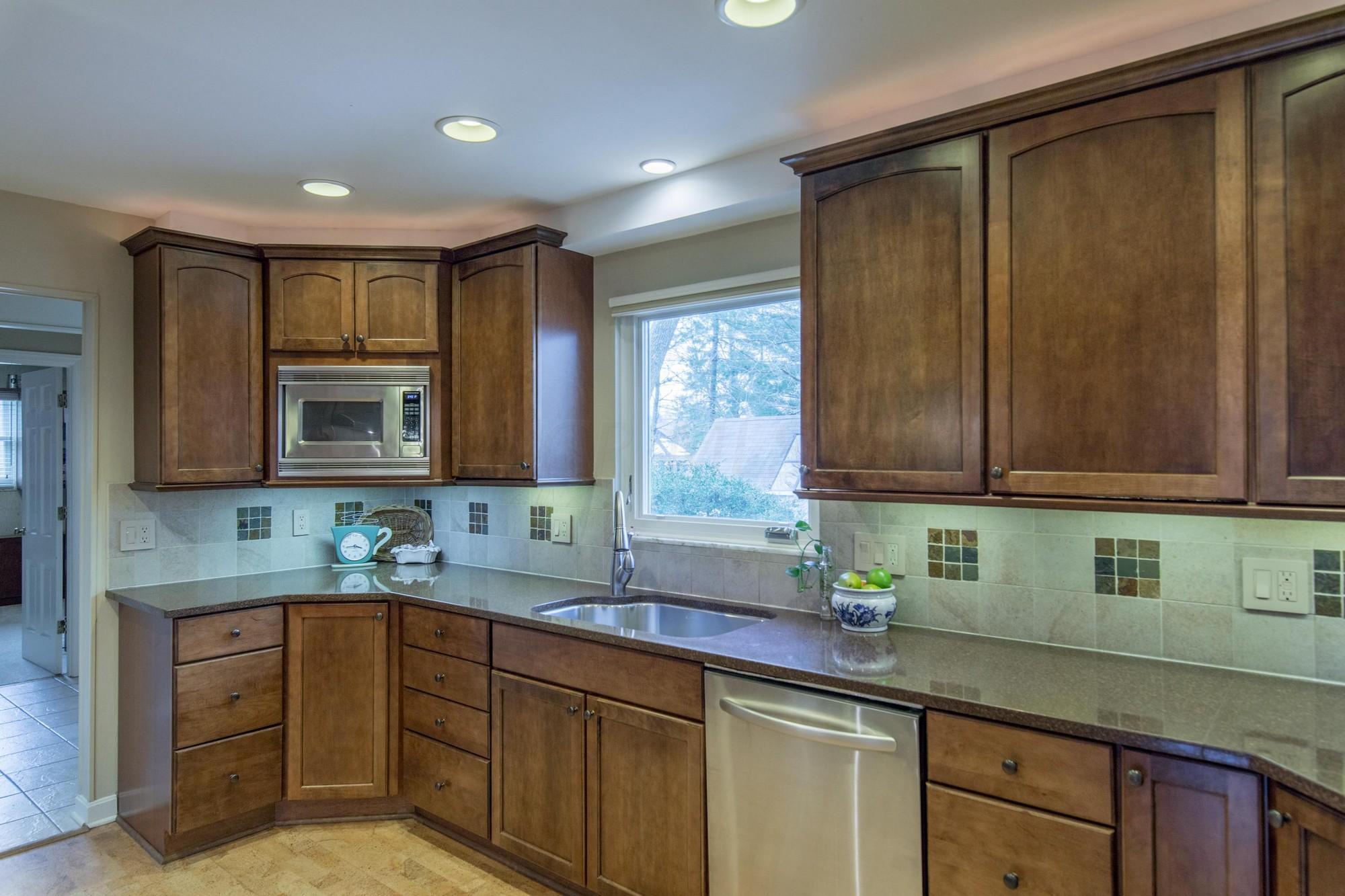2494 Sheringham Road Columbus, OH 43220 - Photo 10 of 37