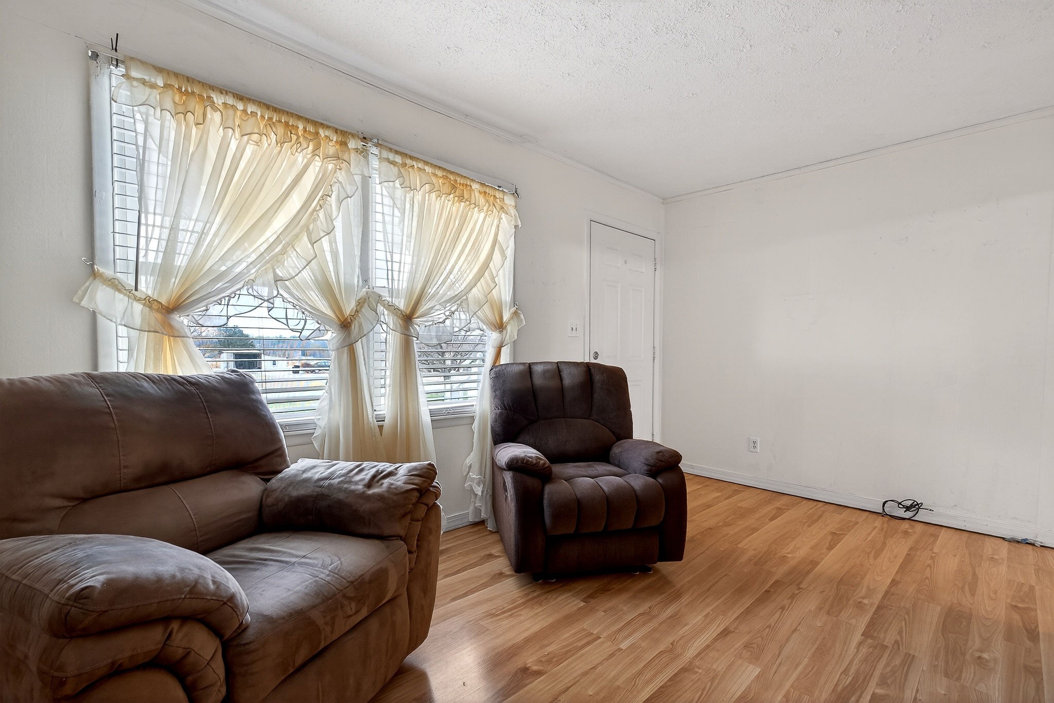 4463 Crisp Springs Road McMinnville, TN 37110 - Photo 4 of 26 a living room with furniture and a large window