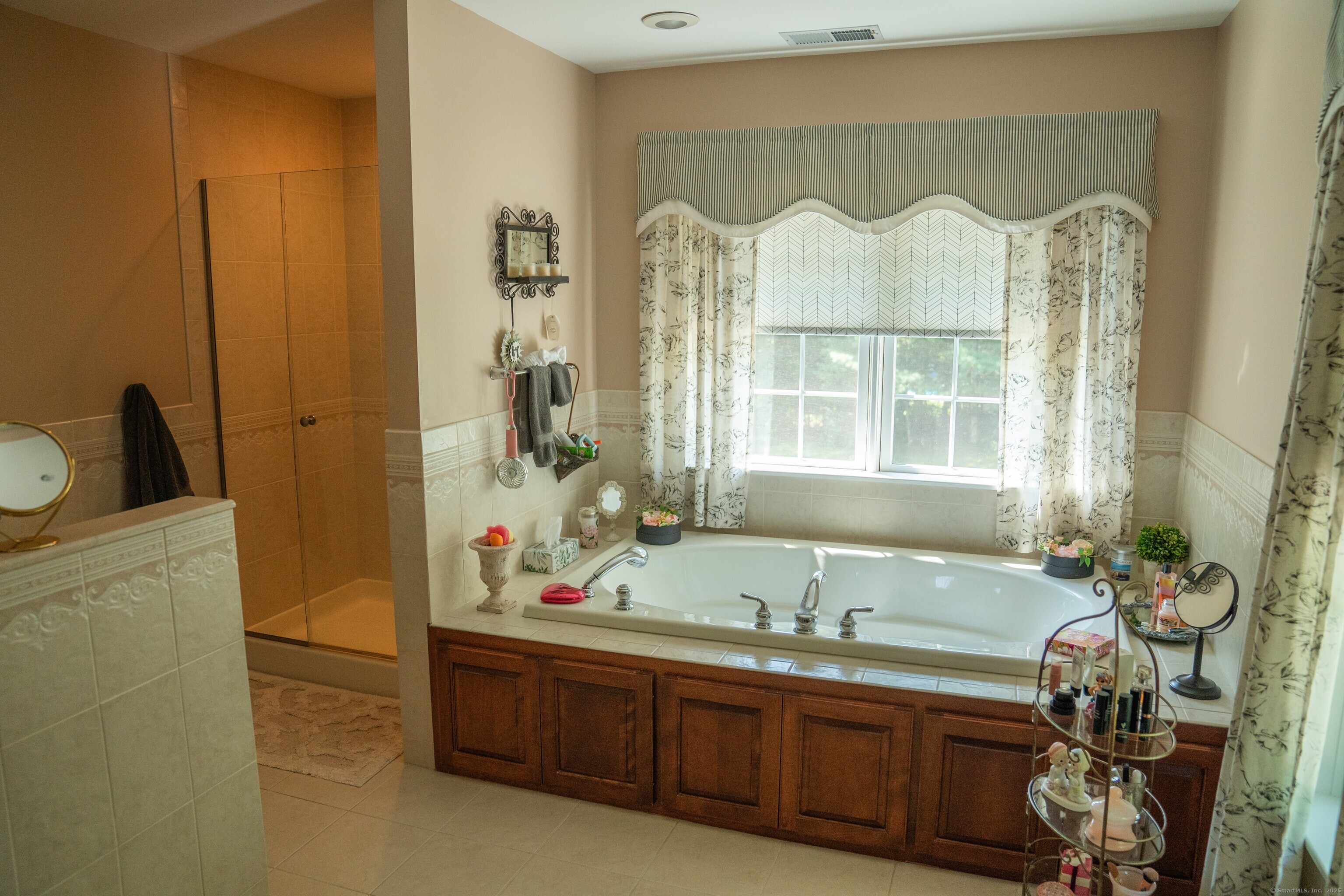 45 North Gate Road Woodbury, CT 06798 - Photo 21 of 40 a bathroom with a tub sink and mirror