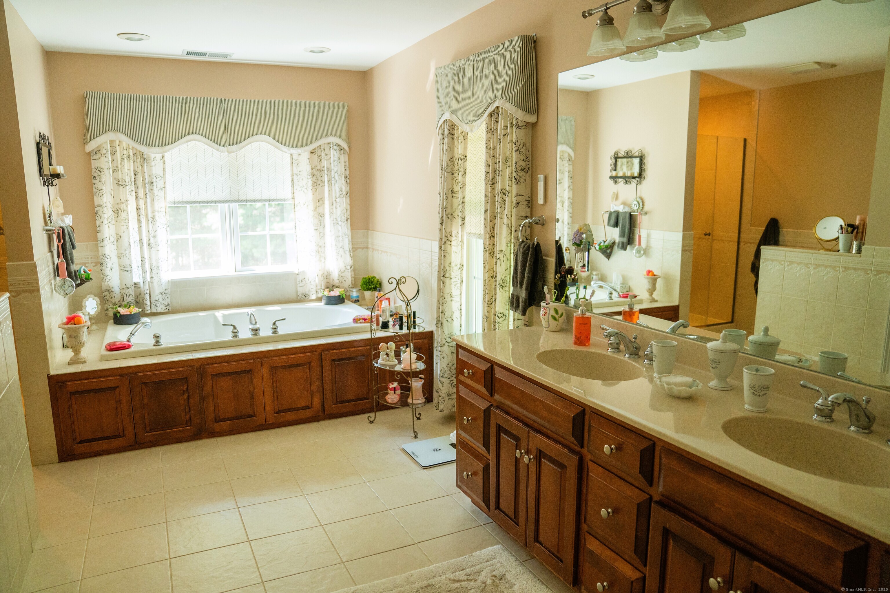 45 North Gate Road Woodbury, CT 06798 - Photo 21 of 40 a large bathroom with a tub sink and mirror