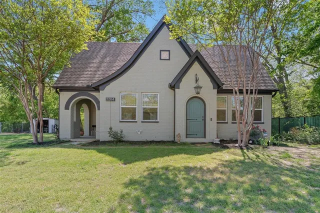 $2,350 | 2204 Burning Tree Lane, Denton, TX 76209