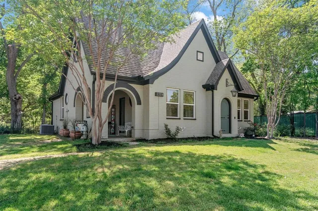 $2,350 | 2204 Burning Tree Lane, Denton, TX 76209