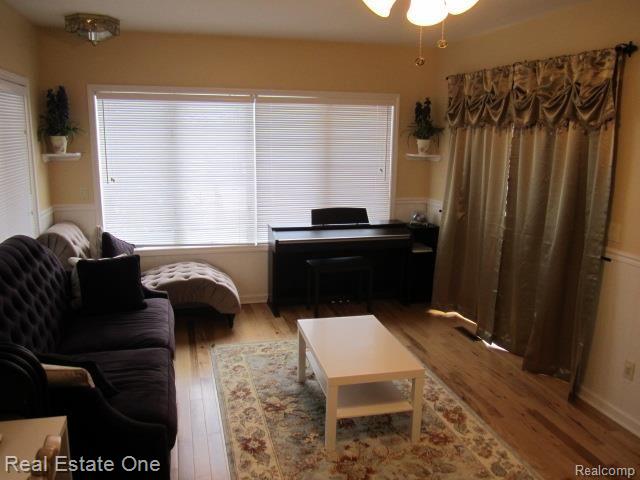 35591 Tall Pine Road Farmington, MI 48335 - Photo 11 of 31 Living Room View 2