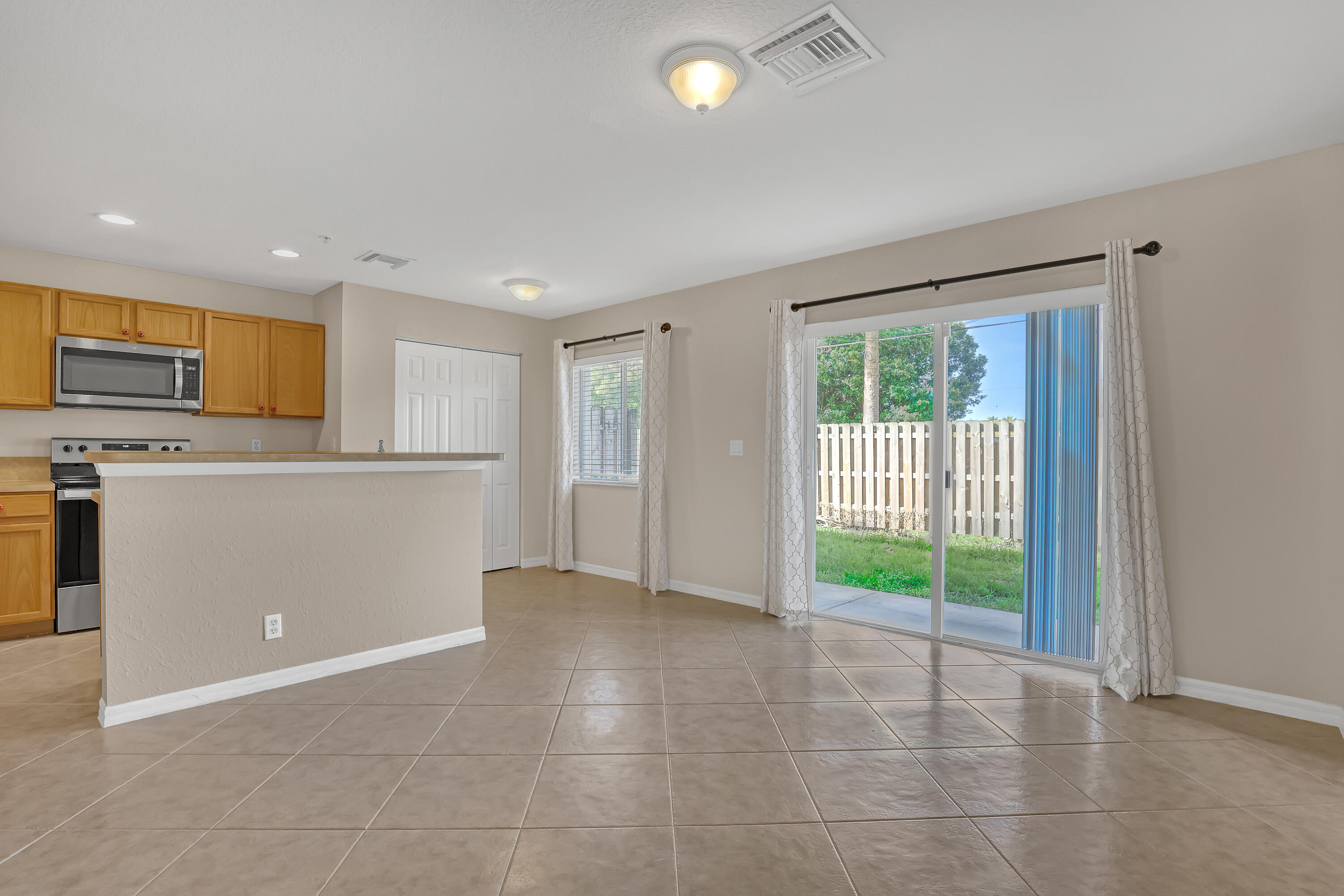 296 Southeast Bloxham Way Stuart, FL 34997 - Photo 11 of 44 296 SE Bloxham (12)