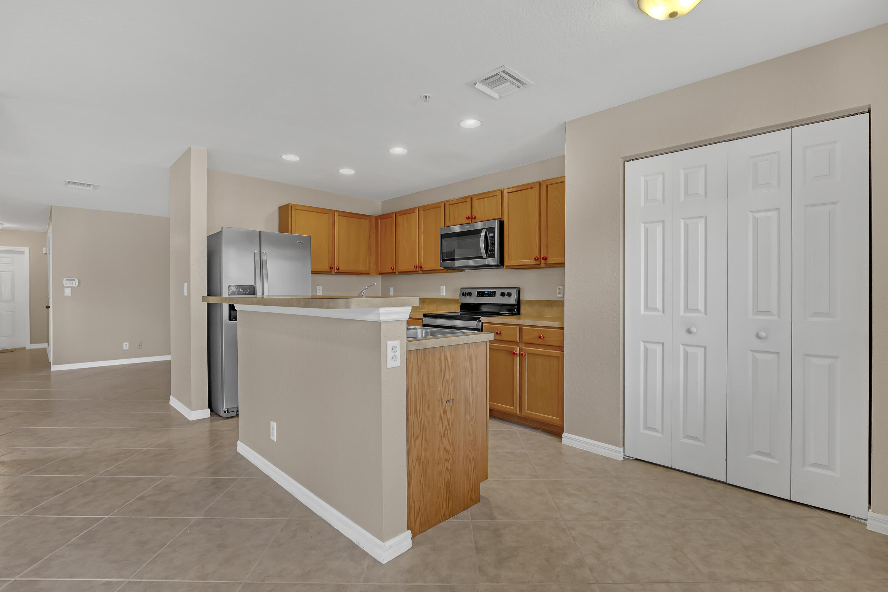 296 Southeast Bloxham Way Stuart, FL 34997 - Photo 14 of 44 296 SE Bloxham (15)