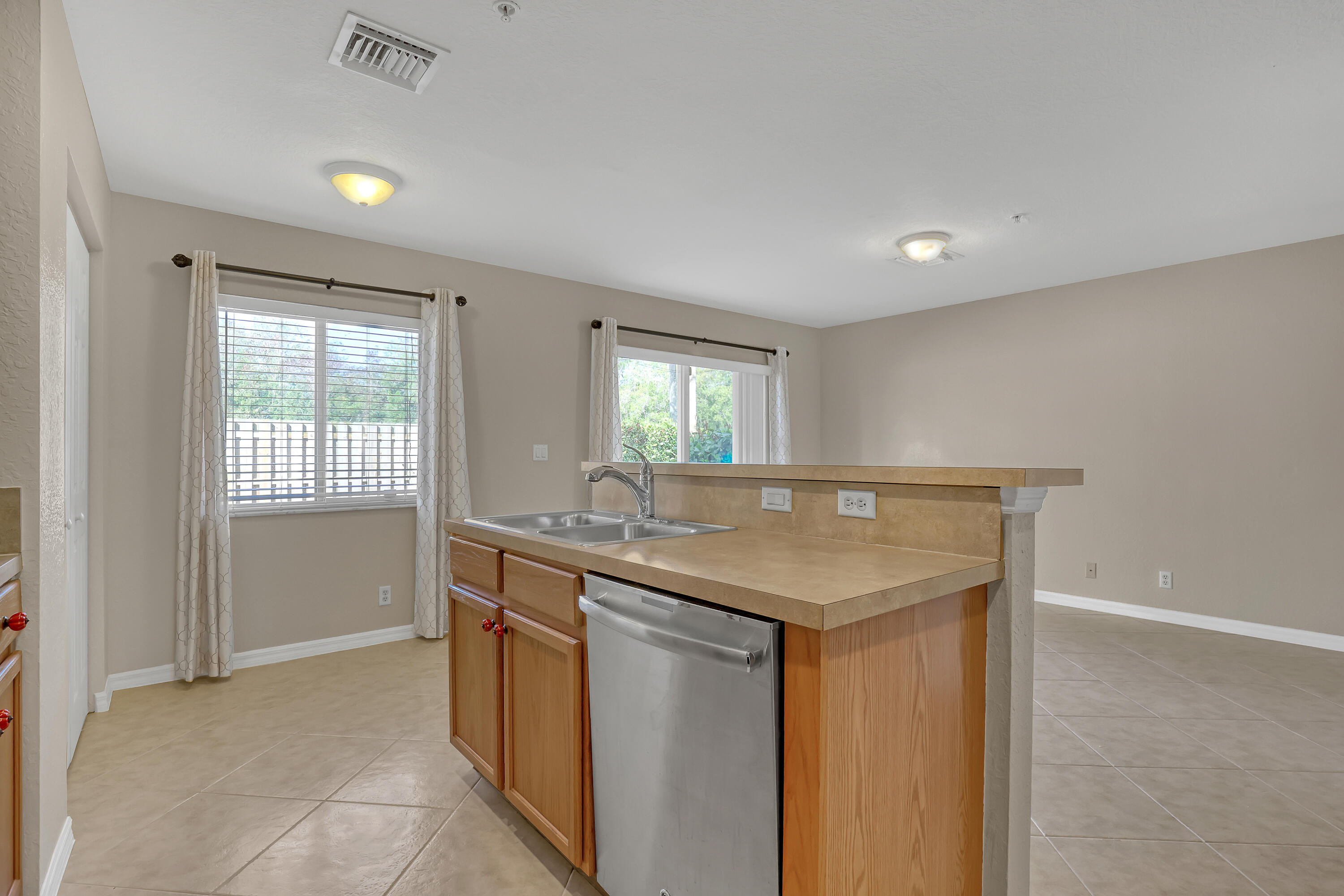 296 Southeast Bloxham Way Stuart, FL 34997 - Photo 17 of 44 296 SE Bloxham (18)