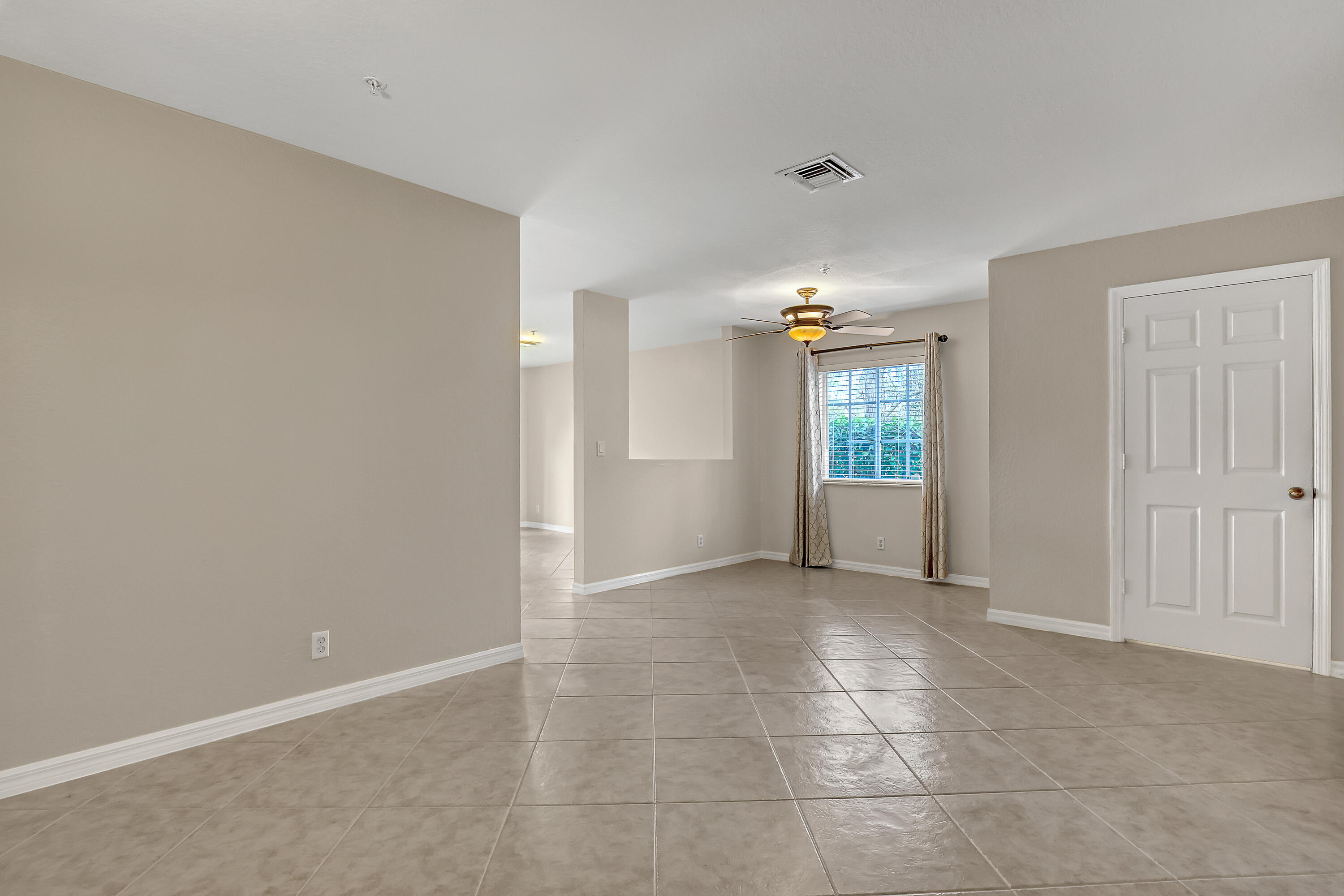 296 Southeast Bloxham Way Stuart, FL 34997 - Photo 7 of 44 296 SE Bloxham (8)