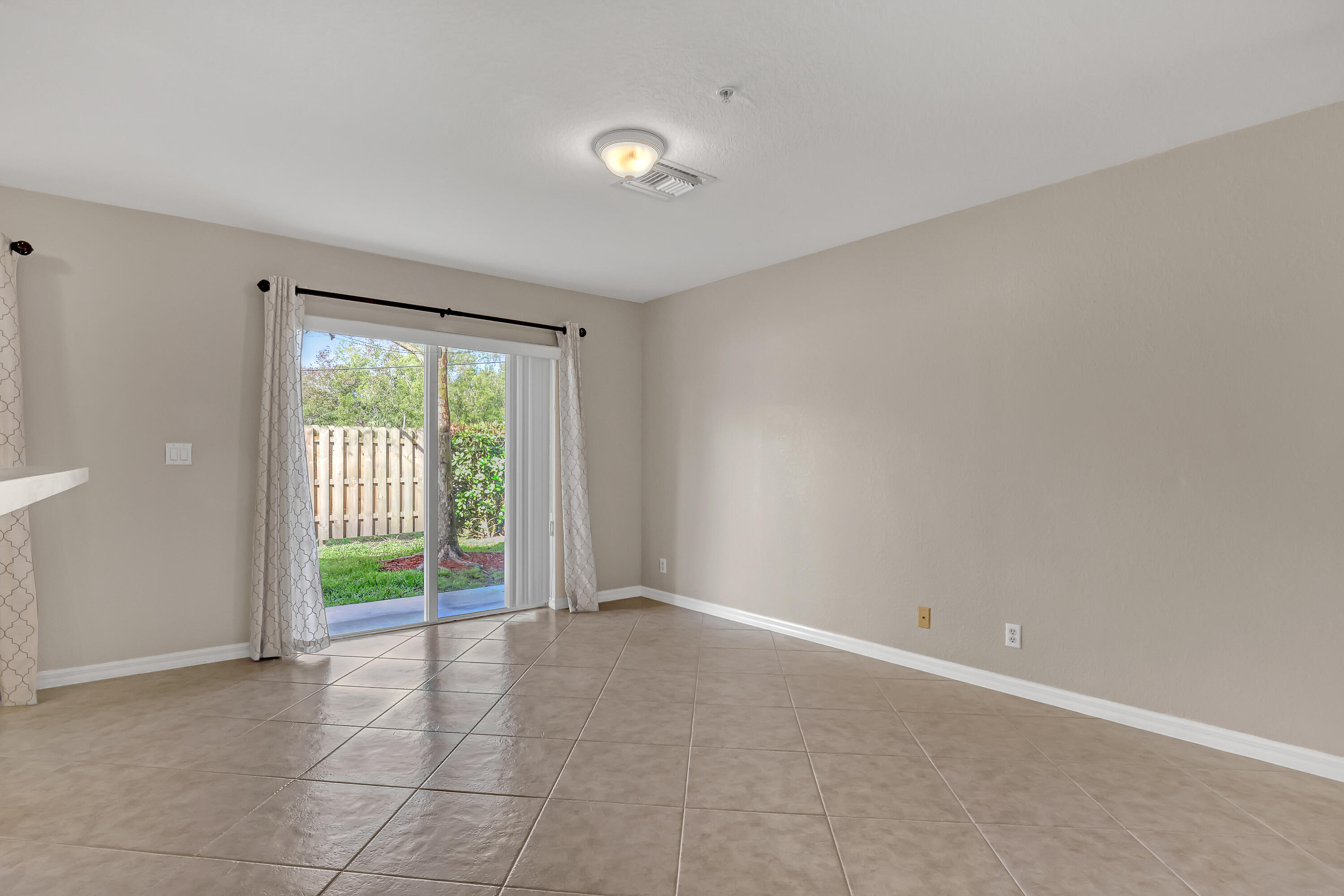 296 Southeast Bloxham Way Stuart, FL 34997 - Photo 10 of 44 296 SE Bloxham (11)