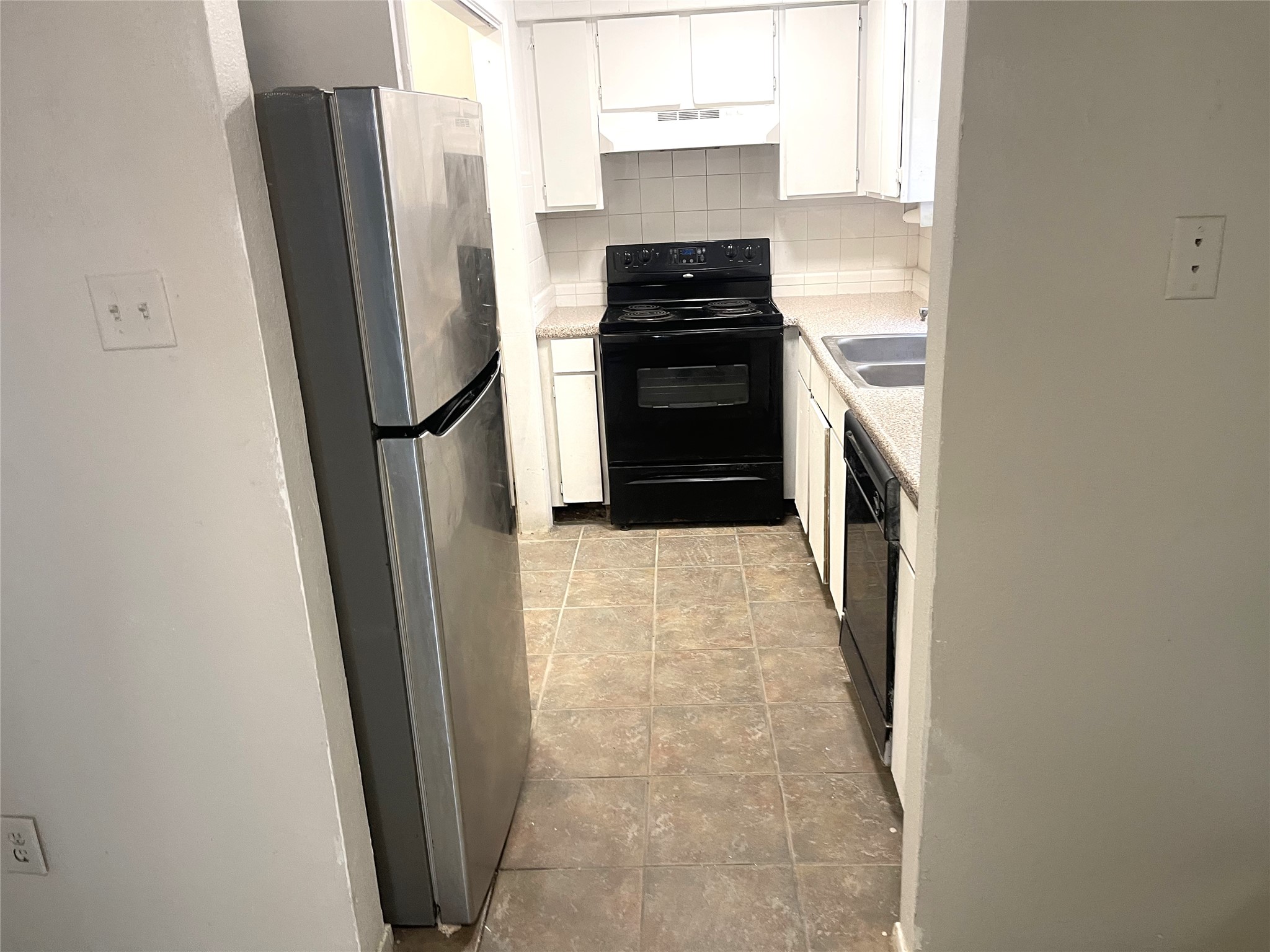 1902 West Loop, Unit A1 Austin, TX 78758 - Photo 12 of 22 a kitchen with a refrigerator and a stove
