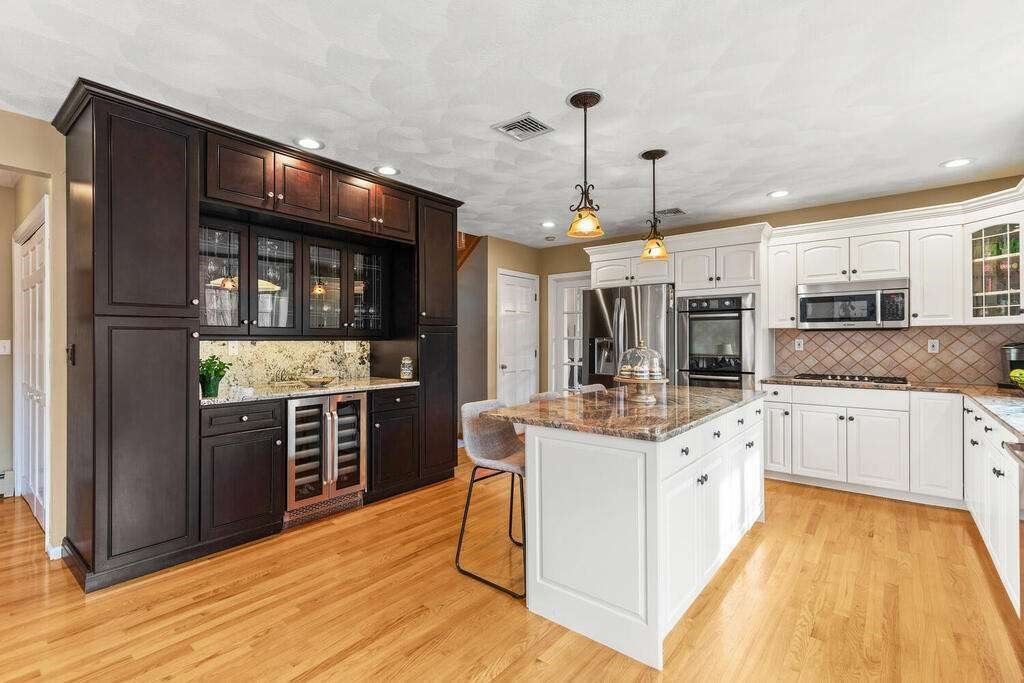 2 Ellingson Road Bedford, MA 01730 - Photo 4 of 37