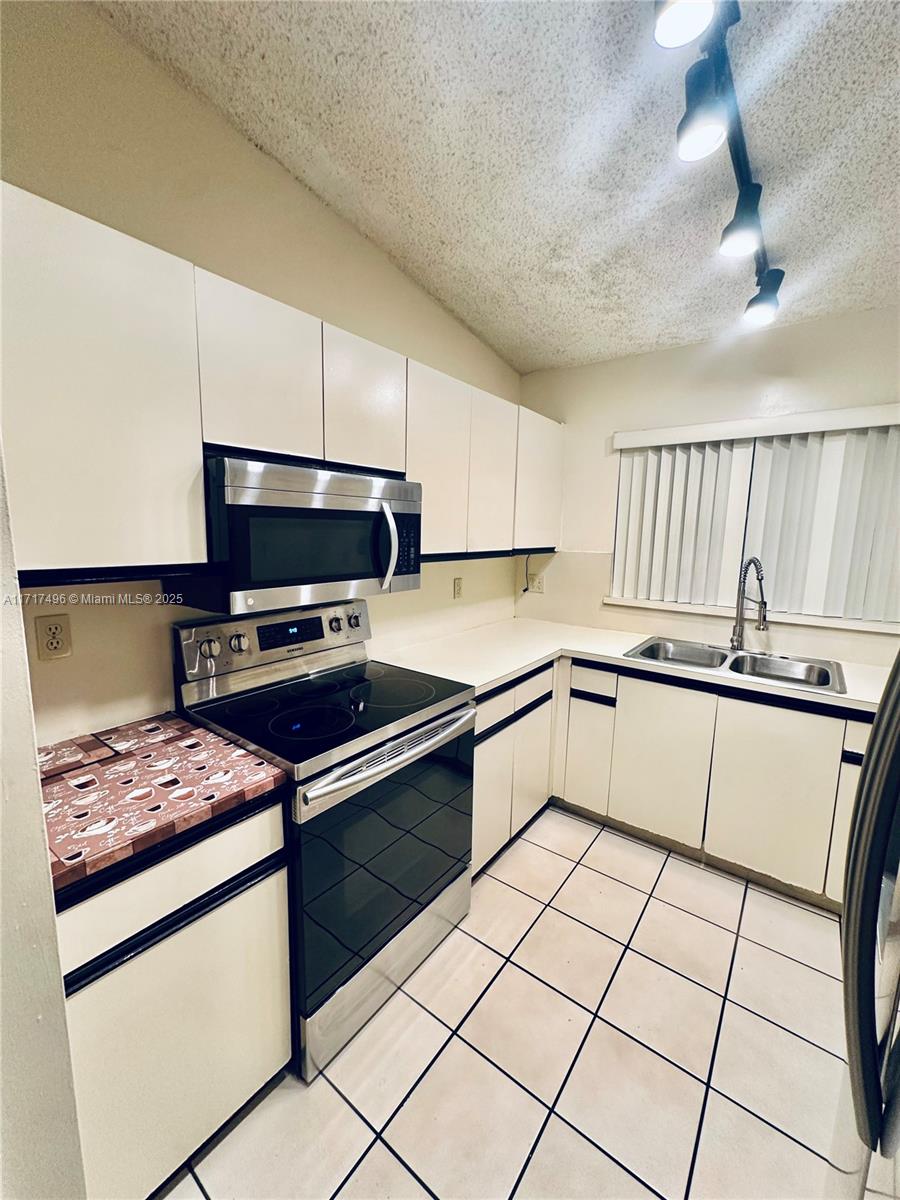 13465 Southwest 62nd Street, Unit 4 Miami, FL 33183 - Photo 7 of 20