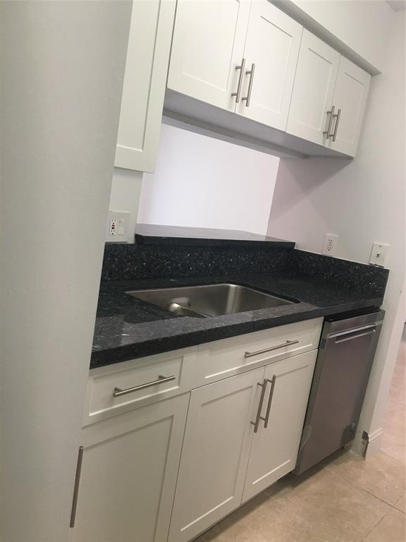 927 Riverside Drive, Unit 335 Coral Springs, FL 33071 - Photo 3 of 23 a close view of appliances