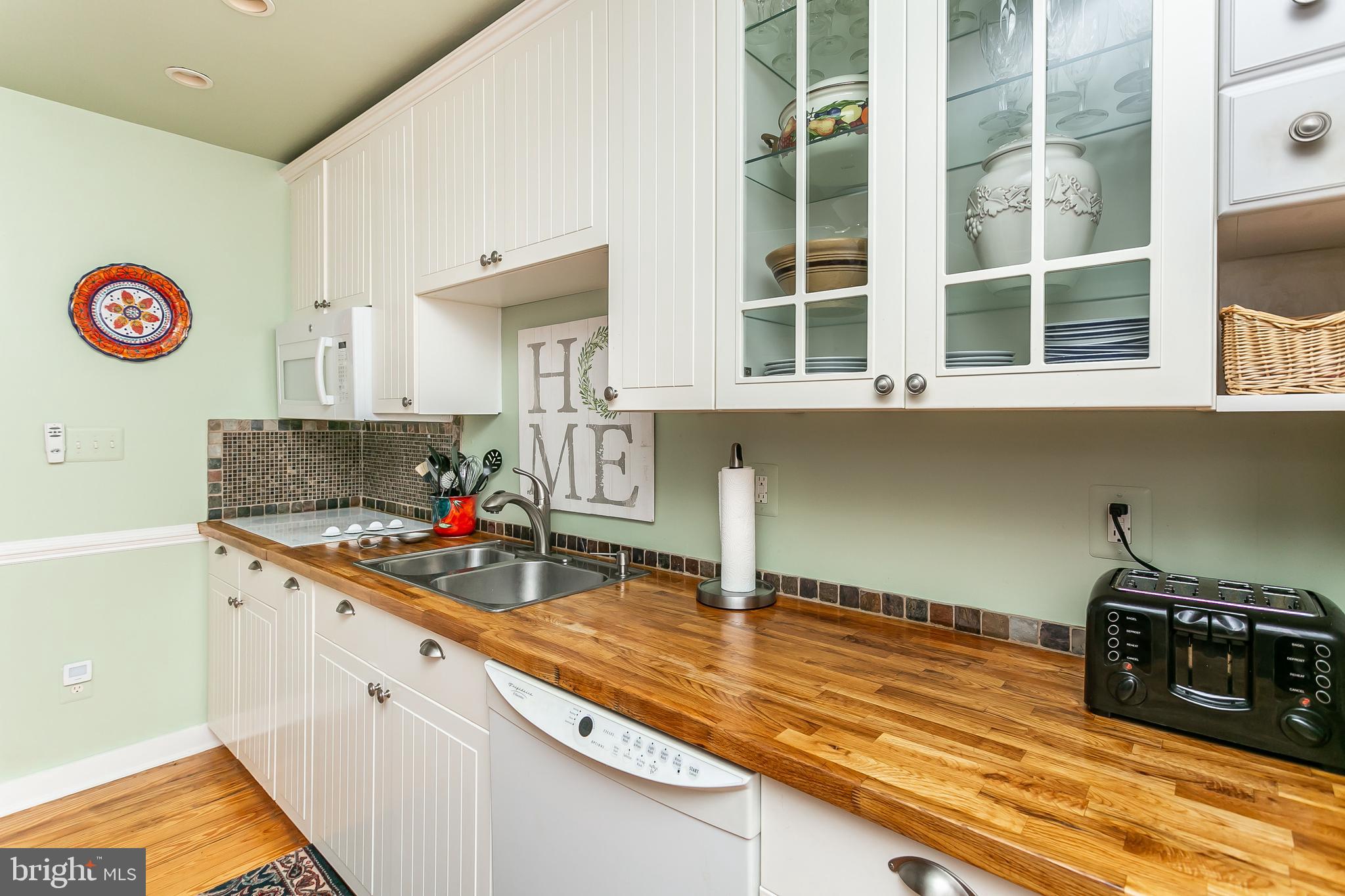 1701 Parkvue Road Fallston, MD 21047 - Photo 35 of 59 GLASS CABINETRY