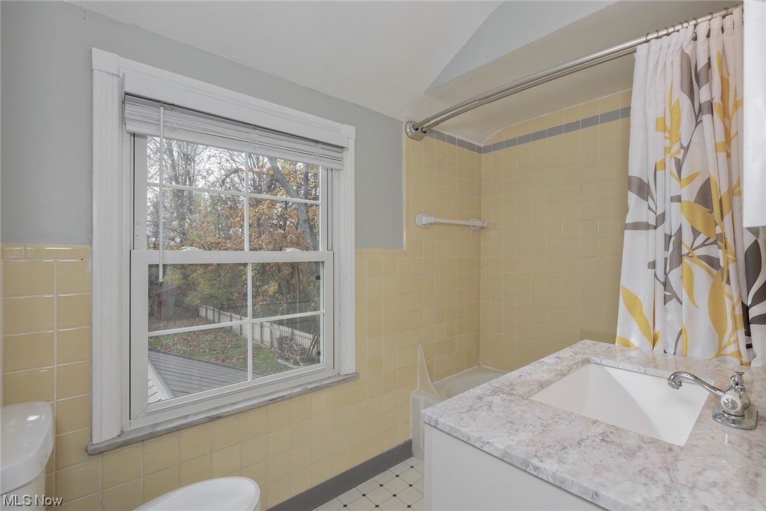 5288 Spencer Road Lyndhurst, OH 44124 - Photo 20 of 32 First Full Bathroom