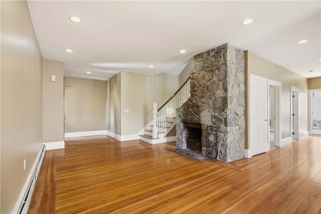 24 Spring Street Newport, RI 02840 - Photo 4 of 27