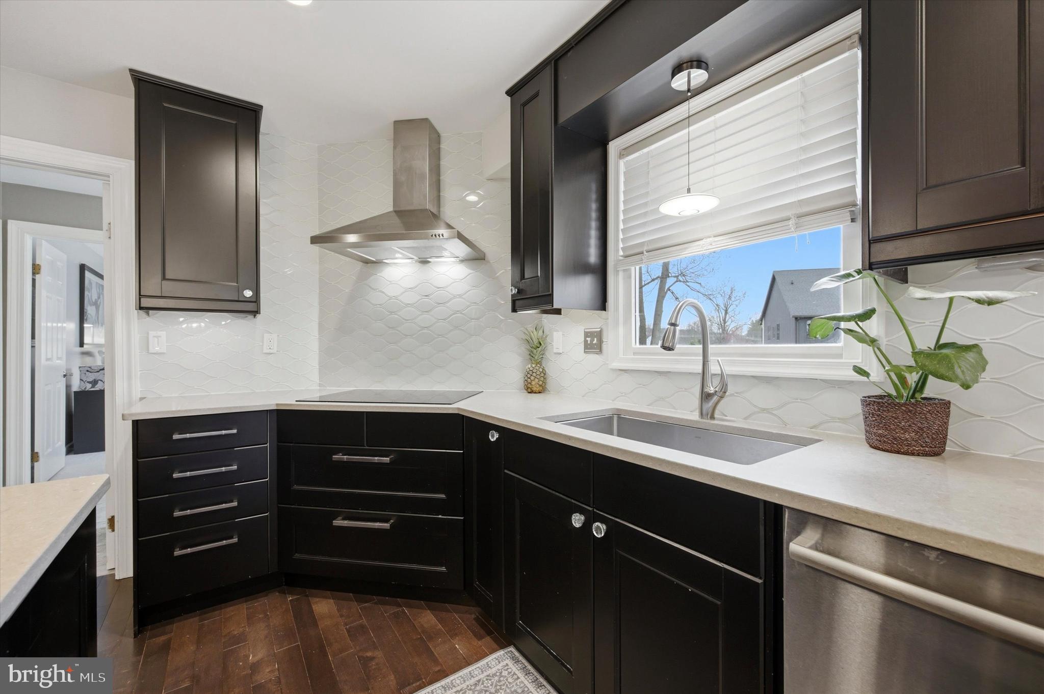 352 Sentry Lane Wayne, PA 19087 - Photo 14 of 36 Hood Vent over Range