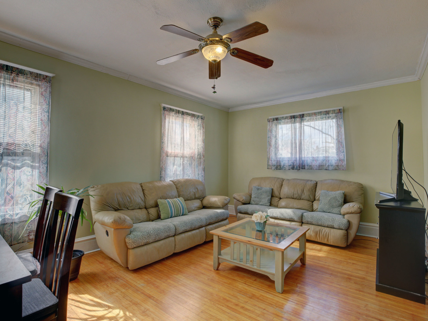 916 North Spring Street Elgin, IL 60120 - Photo 4 of 20 Gallery Image 4