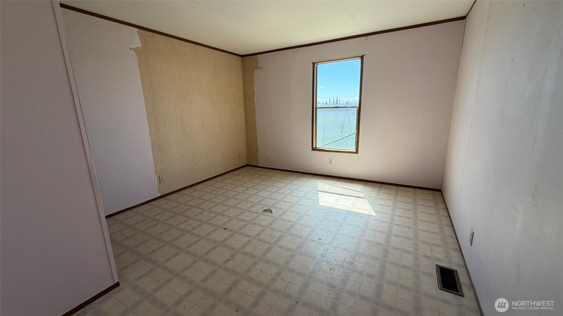 1210 2nd Street Davenport, WA 99122 - Photo 13 of 19 an empty room with windows and closet